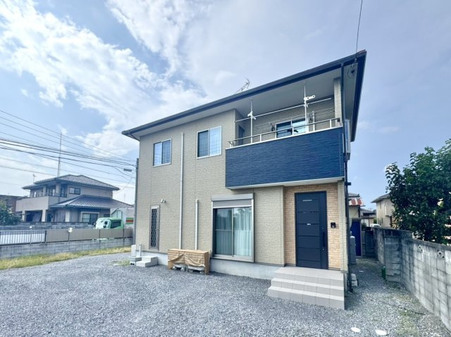 【中古戸建】館林市木戸町の外観|■外観｜外壁のアクセントカラーがシックな外観です。シンプルなデザインでありながらも「個性」を損なわず、お客様一人ひとりの暮らし方にフィットします。