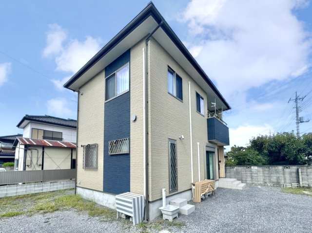 【中古戸建】館林市木戸町の外観|■外観｜光の当たり方によって陰影が美しく際立ち、時間帯ごとに異なる表情を楽しめる魅力があります。スタイリッシュで都会的な印象を与えつつも、シンプルで飽きのこない外観に仕上がっています。