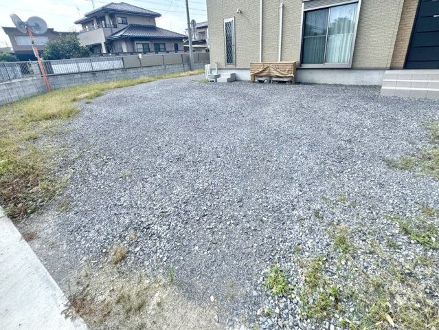 【中古戸建】館林市木戸町の駐車場|■駐車スペース｜広々とした駐車スペースで楽々5台駐車可能！お買い物後もスムーズにお荷物を運べます♪