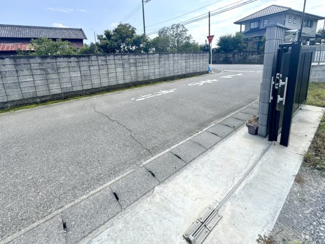 【中古戸建】館林市木戸町の前面道路含む現地写真|■外観｜周囲の見渡しが良く、車の出入りの際も安全確認がしやすいため、小さなお子様がいるご家庭でも安心です♪