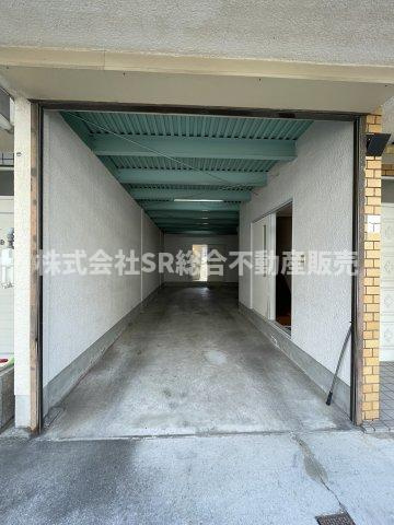 東上小阪中古戸建の駐車場|お車をお持ちの方には必要な駐車場は駐車スペース2台分（車種による）です！シャッター付き車庫で直接玄関・洗面所と行き来できるので雨に濡れず、荷物の積み下ろしもスムーズです！
