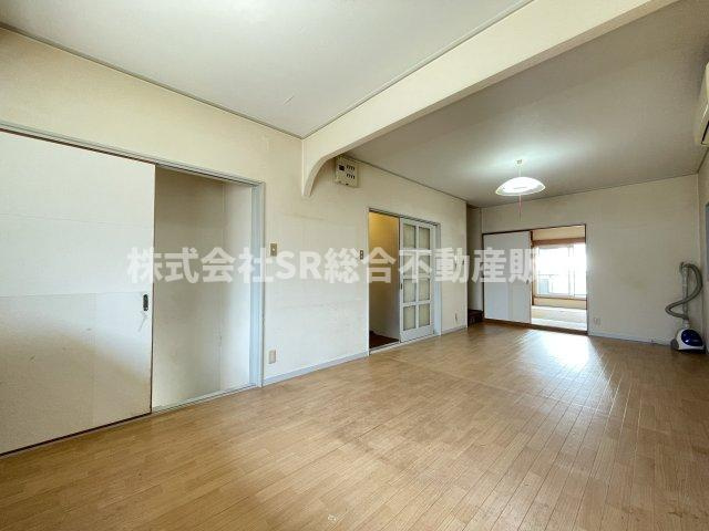 東上小阪中古戸建の居間・リビング|ご家族でゆったりくつろげる空間です！