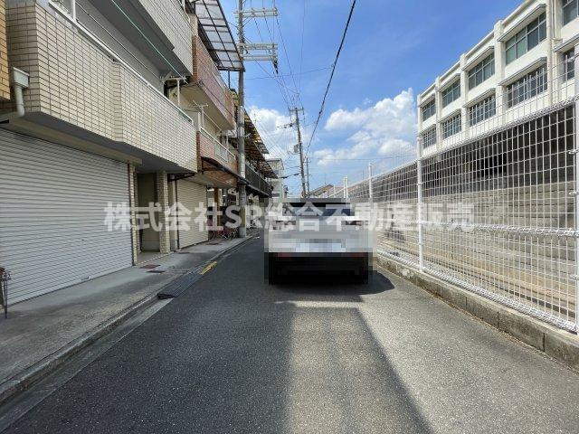 東上小阪中古戸建の前面道路含む現地写真|当日予約も大歓迎です！土日祝、雨の日やお子様連れのお客様の送迎も可能ですのでお気になさらずお問合せ下さい。お仕事終わりのお時間にも柔軟に対応致しますのでお気軽にお申し付け下さいませ。