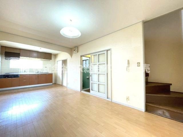 東上小阪中古戸建の居間・リビング|2F　13.3帖。ご家族と毎日顔を合わせられる造りでゆったりとお過ごしいただける空間です！