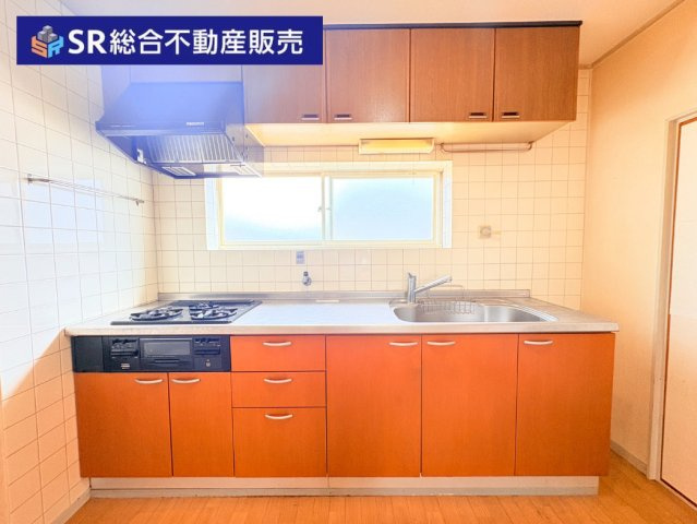 東上小阪中古戸建のキッチン|3口ガスシステムキッチンにはグリル付きでお料理快適です！