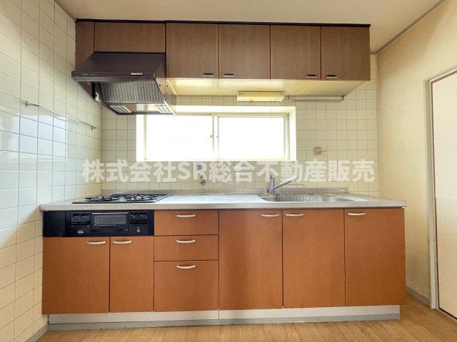 東上小阪中古戸建のキッチン|3口ガスシステムキッチンにはグリル付きでお料理快適です！