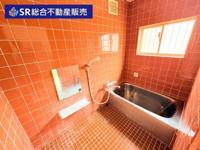 東上小阪中古戸建の浴室|足を伸ばしてゆったりくつろげる浴室です！