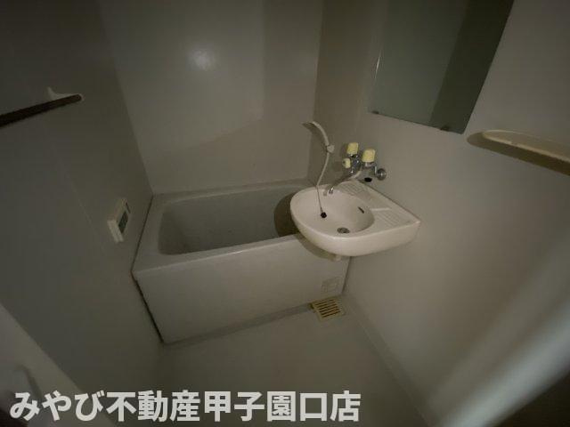 エストゥディオ甲子園口の浴室