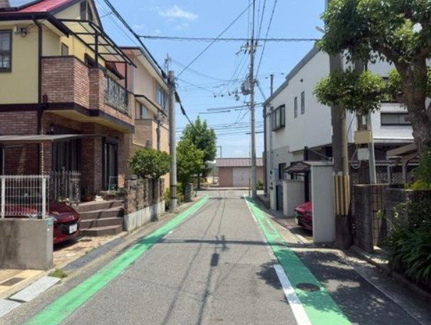 西蔵町　中古戸建の前面道路含む現地写真
