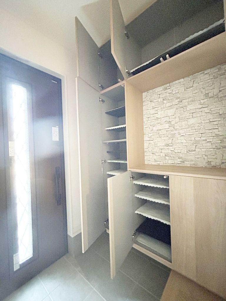 菊水通３丁目　中古一戸建ての玄関|シューズクローゼット
■物件内覧・資金計画相談・住宅ローン相談、リフォーム相談、お問合せ受付中■
※当日・翌日のご内覧、ご相談はお電話でのお問合せがスムーズです！