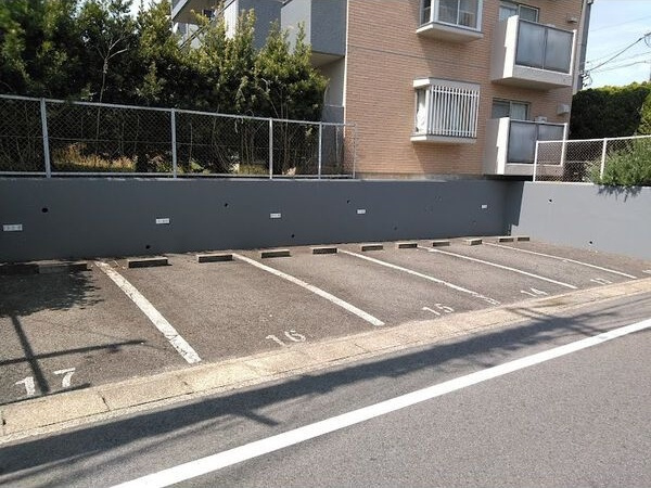 ライフ新緑の駐車場