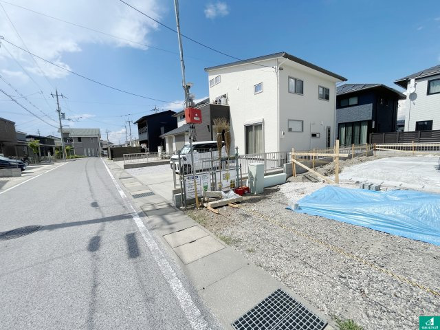 彦根市東沼波町　第7期　新築一戸建ての前面道路含む現地写真|周辺は落ち着いた街並みの住宅地！子育てがしやすい住環境です！まだ未完成ですが、現地でしかわからない事もございます。是非一度ご覧ください。