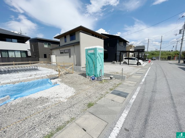 彦根市東沼波町　第7期　新築一戸建ての前面道路含む現地写真|周辺は落ち着いた街並みの住宅地！子育てがしやすい住環境です！まだ未完成ですが、現地でしかわからない事もございます。是非一度ご覧ください。
