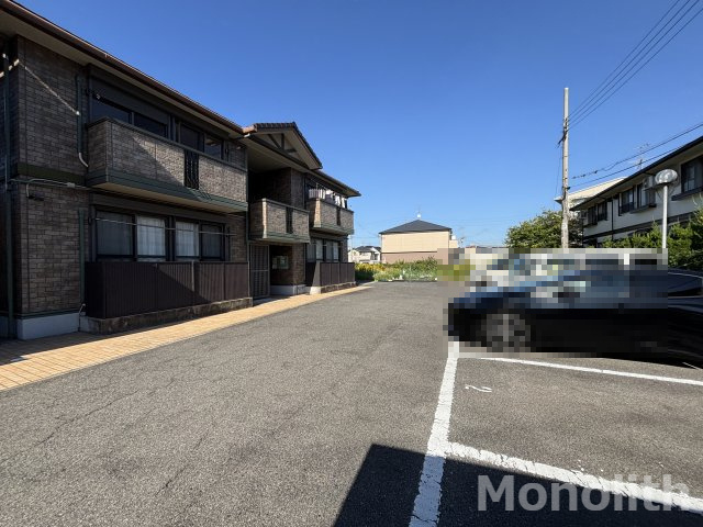 モア エクレール B棟の駐車場