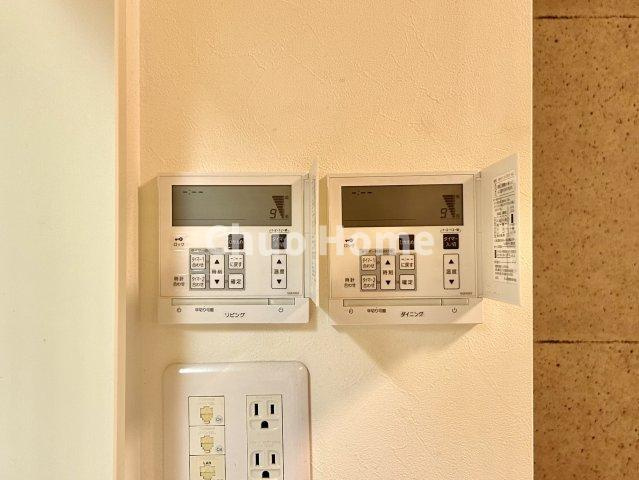 クレストフォルム上野イーストコートの冷暖房・空調設備|【床暖房】冬は足元から暖めてくれる床暖房はエアコンとは違って埃が舞いませんので健康にも良さそうですね。