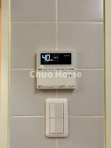 クレストフォルム上野イーストコートの発電・温水設備|【給湯リモコン】外での一日を忘れさせてくれるオートバス機能でお好みの湯量・温度に調整された浴槽。