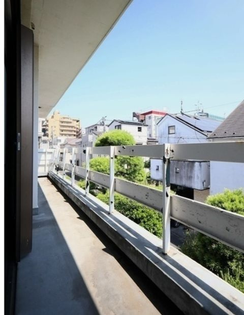西尾久6丁目貸家のバルコニー|バルコニーからの眺めを楽しみながら食事をしませんか