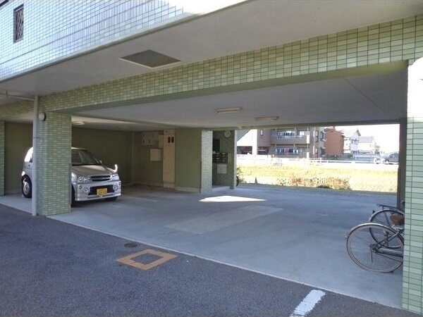 ラ・ウイング青山の駐車場