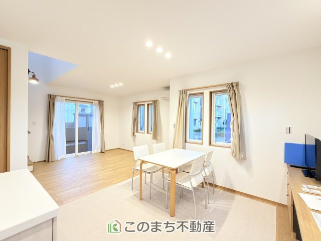 宇都宮市砥上モデルの居間・リビング|開放感のある広々としたリビング☆家族みんなでゆったりくつろげます♪
南側から暖かな日差しが差し込みます♪