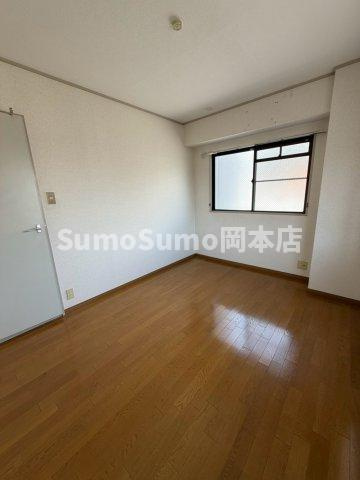 ベルヴィ本山中町の寝室|使い勝手のいい寝室です