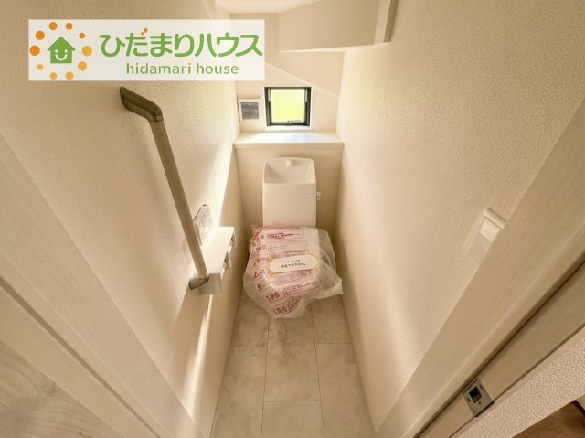 【トイレ】 | つくばみらい市伊奈東41番　新築戸建　B号棟 | 小窓が付いているので、トイレも明るい空間になっております♪
