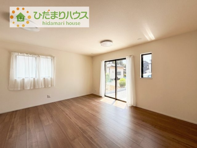 【居間・リビング】 | つくばみらい市伊奈東41番　新築戸建　B号棟 | リビングの大きな窓からは、暖かな日の光が降り注ぎます・・・