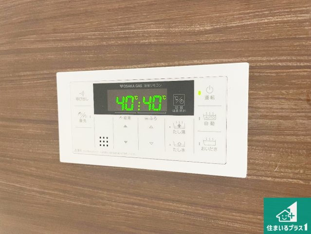 川西市緑台　新築一戸建てのキッチン|リビングと統一感があり、使い勝手のいいキッチン。広々としているので、二人並んで作業が出来ちゃいます。お子様と一緒に色々なお料理に挑戦できるスペースがあります。