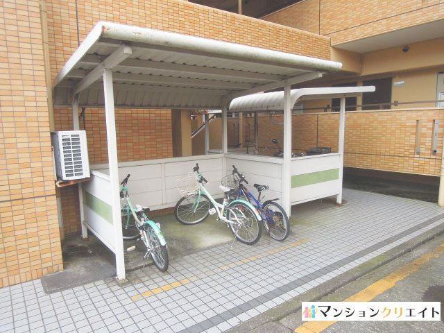 ダイアパレス西別院の駐輪場