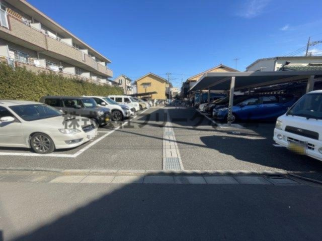 三鷹市上連雀３丁目の賃貸マンションの駐車場