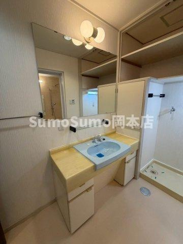 ベルヴィ本山中町の洗面所|明るい洗面所です
