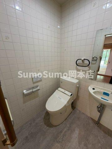 ベルヴィ本山中町のトイレ|落ち着いた色調のトイレです