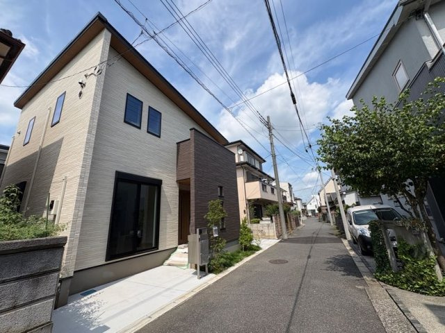 春日部市新宿新田　新築一戸建ての前面道路含む現地写真