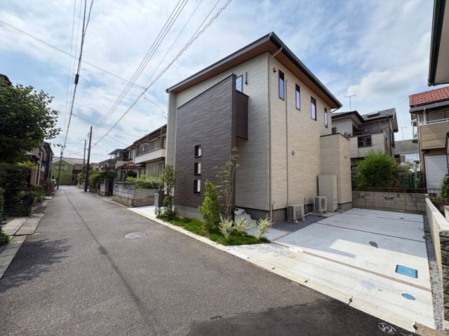 春日部市新宿新田　新築一戸建ての前面道路含む現地写真