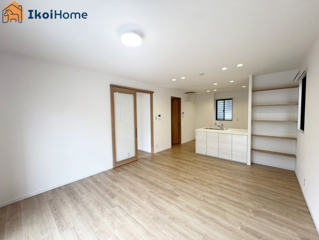 神戸市西区井吹台西町３丁中古戸建の居間・リビング|【ホームページに現地動画掲載中】●年中無休：当日予約可●三面採光で明るい1階16帖のLDKです。