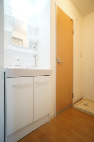 ヴィラージュ市川大町の洗面所|独立洗面台はマストアイテム♪※同間取・別部屋の写真です。