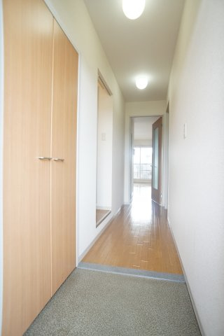 ヴィラージュ市川大町の玄関|※同間取・別部屋の写真です。