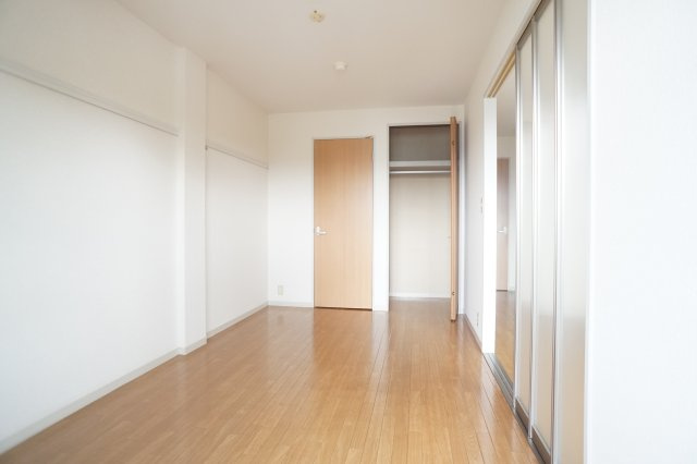 ヴィラージュ市川大町の寝室|洋室6.4帖♪※同間取・別部屋の写真です。
