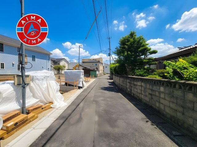 大野城市筒井2丁目第1-3棟（1号棟）の前面道路含む現地写真|前面道路は閑静な住宅地をはしる車通りの少ない道路。お車の出し入れが苦手なママや小さなお子様にも安心ですね。しっかり舗装もされているので、ベビーカーや自転車で通っても快適に通行できます。