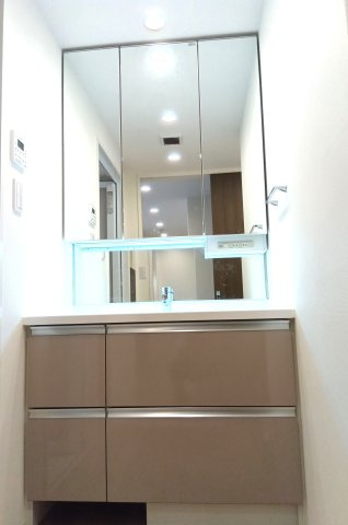 アルファステイツ東宿郷Ⅱの洋室|廊下側の5畳洋室にはウォークインクロゼットとエアコンが付いています。（写真は同タイプの洋室で、実際のお部屋ではございません。）