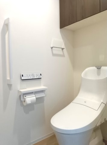 アルファステイツ東宿郷Ⅱの浴室|浴室内のコントローラーです。追いだきの他、通話ボタンがございます。