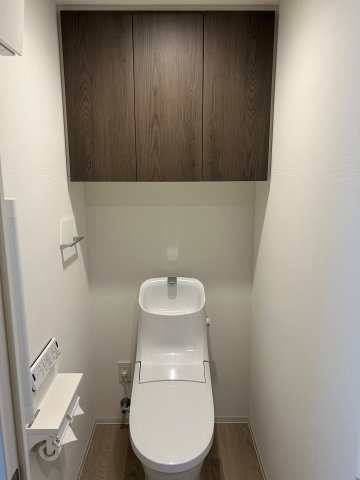 アルファステイツ東宿郷Ⅱのトイレ|吊戸収納とお手入れ便利な快適な機能付き（写真は同タイプのトイレで、実際のお部屋ではございません。）