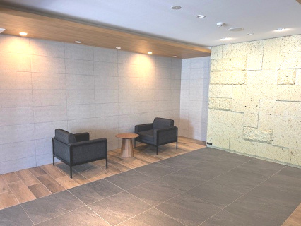 アルファステイツ東宿郷Ⅱのエントランス|応接セットがエントランスホールに有りますので、適宜利用出来ます。