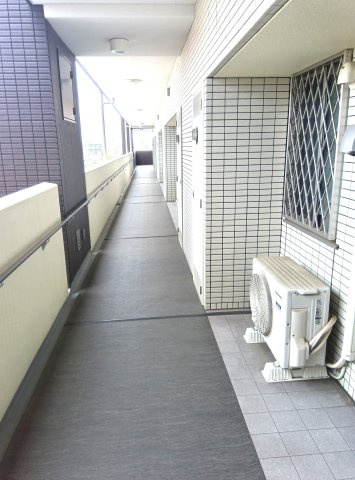 アルファステイツ東宿郷Ⅱのその他共用部分|外廊下はアルコープを含めて2.1ｍの幅が有りますので、車椅子でも安心です。