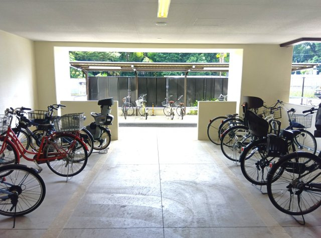 アルファステイツ東宿郷Ⅱの駐輪場|屋根付き平置き駐輪場、電動自転車も止めやすいフリースペースになっています