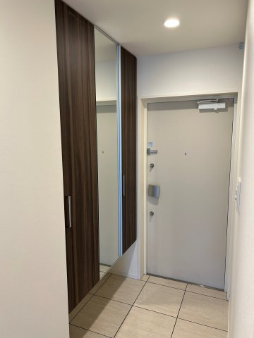 アルファステイツ東宿郷Ⅱの玄関|鏡付きワイドな下駄箱の下には便利なスペースが有ります。