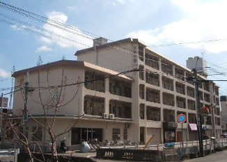 西甲子園ハイツの外観