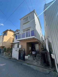 【前面道路含む現地写真】 | 高槻市南庄所町　オーナーチェンジ物件 | ■高槻市南庄所町■オーナーチェンジ物件■2021年　外壁・屋根の補修済み■3DK＋納戸タイプ■全居室収納スペースあり■ご家族の多い方にもおすすめ■南向きバルコニー■171号線まで出やすい立地


