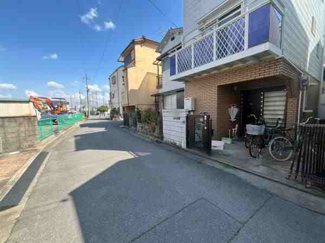 【前面道路含む現地写真】 | 高槻市南庄所町　オーナーチェンジ物件 | ■高槻市南庄所町■オーナーチェンジ物件■2021年　外壁・屋根の補修済み■3DK＋納戸タイプ■全居室収納スペースあり■ご家族の多い方にもおすすめ■南向きバルコニー■171号線まで出やすい立地


