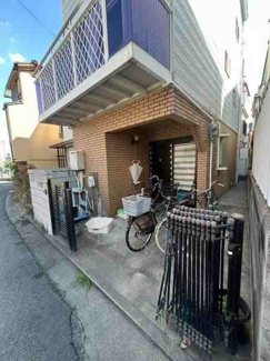 【前面道路含む現地写真】 | 高槻市南庄所町　オーナーチェンジ物件 | ■現状賃貸中です。賃料月額７８,０００円敷金０万円・礼金０万円・共益費０万円　年間９３６０００円
