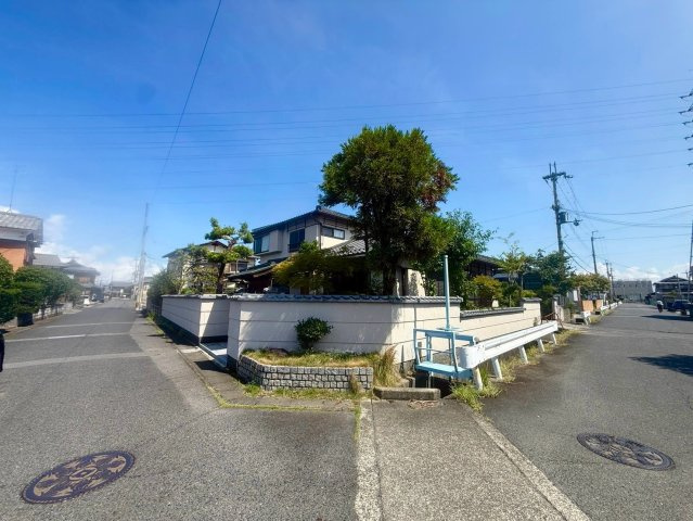 野洲市吉地　中古戸建ての前面道路含む現地写真